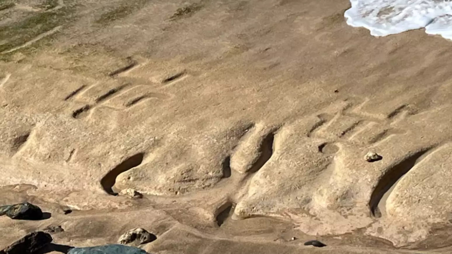Gravuras de 500 anos ressurgem em praia do Havaí com o recuo da maré